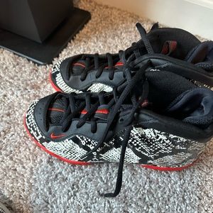Nike foamposite black white red , size 3